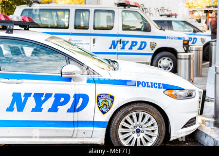 La ville de New York, USA - 28 octobre 2017 : Manhattan avec gros plan du département de la police de NYPD officier de la force de sécurité bleu voitures sur Columbus Circle dans Banque D'Images