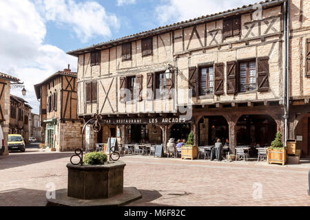 Le village de Castelnau-de-Montmiral est situé le long de la crête d'une colline au-dessus de la vallée de la Vère river. Banque D'Images