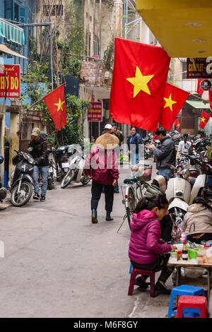 Je vois des drapeaux vietnamiens de boutiques dans une rue étroite à Hanoi, Vietnam Banque D'Images