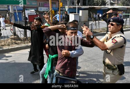 Srinagar, Inde. Sep 29, 2017. L'arrestation d'un policier indien chiite du Cachemire endeuillé, comme ils ont défié les restrictions au cours d'une procession en Mouharram Srinagar au Cachemire. La police attaque ratée de plus d'une douzaine de personnes en deuil chiite de mener procession le huitième jour de Mouharram. Credit : SAQIB MAJEED  3 .jpg Images/SOPA/ZUMA/Alamy Fil Live News Banque D'Images