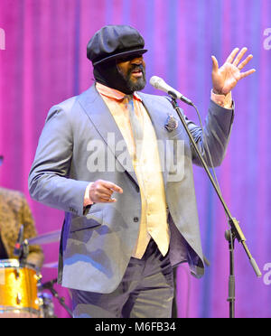 MIAMI, FLORIDE - 02 mars : chanteur, auteur-compositeur, acteur et Gregory Porter effectue sur scène pendant le Jazz Racines à l'Adrienne Arsht Center for the Performing Arts - Salle de Concert de Chevalier le 2 mars 2018 à Miami, en Floride. Credit : MPI10 / MediaPunch Banque D'Images