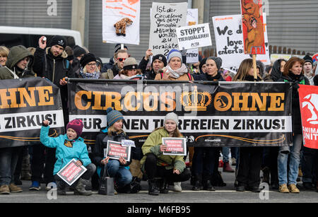 Munich, Allemagne. 3e Mar, 2018. Les défenseurs des droits des animaux manifester contre la détention d'animaux de cirque en dehors de "la Couronne de cirque" à Munich, Allemagne, le 3 mars 2018. Environ 1000 personnes se sont réunies pour protester. Credit : Matthias Balk/dpa/Alamy Live News Banque D'Images