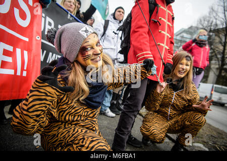 Munich, Allemagne. 3e Mar, 2018. Les défenseurs des droits des animaux manifester contre la détention d'animaux de cirque en dehors de "la Couronne de cirque" à Munich, Allemagne, le 3 mars 2018. Environ 1000 personnes se sont réunies pour protester. Credit : Matthias Balk/dpa/Alamy Live News Banque D'Images