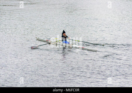 Glasgow, Ecosse, Royaume-Uni. 3 mars, 2018. Météo britannique. Femme de l'Université de Glasgow rameur Boat Club, GUBC, en un seul scull formation sur la rivière Clyde sur un après-midi très froid. Le bateau s'appelle Fireball et est équipé d'aides à la flottabilité. Credit : Skully/Alamy Live News Banque D'Images