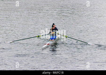 Glasgow, Ecosse, Royaume-Uni. 3 mars, 2018. Météo britannique. Femme de l'Université de Glasgow rameur Boat Club, GUBC, en un seul scull formation sur la rivière Clyde sur un après-midi très froid. Le bateau s'appelle Fireball et est équipé d'aides à la flottabilité. Credit : Skully/Alamy Live News Banque D'Images