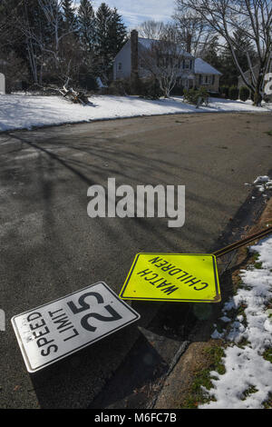 Pennysylvanie, USA. Le 3 mars 2018. Chute d'arbres sur les lignes électriques, les voitures et les maisons après une tempête météorologiques extrêmes s'bombogenesis et frappe la Côte Est des États-Unis : Don Mennig Crédit/Alamy Live News Banque D'Images