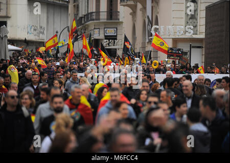 Malaga, Espagne. 3e Mar, 2018. Les manifestants brandissant des drapeaux espagnols sont-ils prendre part à une manifestation pour réclamer l'égalité des salaires et les conditions de travail de tous les corps de police dans le centre-ville de MÃ¡laga. L'association nommée 'Jusapol', qui comprennent des membres des Gardes civils espagnols et Police Nationale espagnole, le gouvernement espagnol demande à l'égalité des salaires et de l'homme en comparaison avec les Mossos catalans de Esquadra et l'Ertzaintza Basque les forces de police. Crédit : J MÃ‰  RIDA 03032018 1-10.jpg Images/SOPA/ZUMA/Alamy Fil Live News Banque D'Images