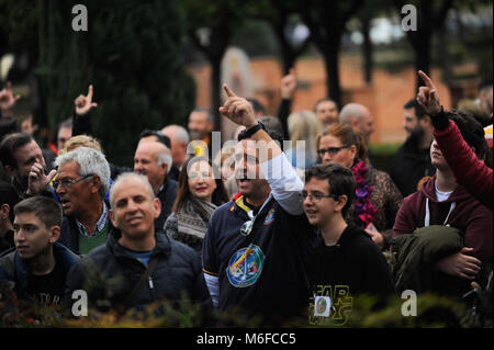 Malaga, Espagne. 3e Mar, 2018. Un homme criant des slogans qu'il prend part à une manifestation pour réclamer l'égalité des salaires et les conditions de travail de tous les corps de police dans le centre-ville de MÃ¡laga. L'association nommée 'Jusapol', qui comprennent des membres des Gardes civils espagnols et Police Nationale espagnole, le gouvernement espagnol demande à l'égalité des salaires et de l'homme en comparaison avec les Mossos catalans de Esquadra et l'Ertzaintza Basque les forces de police. Crédit : J MÃ‰  RIDA 03032018 1-23.jpg Images/SOPA/ZUMA/Alamy Fil Live News Banque D'Images