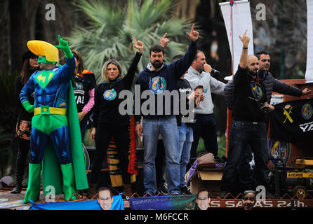 Malaga, Espagne. 3e Mar, 2018. Des membres de "Jusapol' sont vus criant des slogans qu'ils prennent part à une manifestation pour réclamer l'égalité des salaires et les conditions de travail de tous les corps de police dans le centre-ville de MÃ¡laga. L'association nommée 'Jusapol', qui comprennent des membres des Gardes civils espagnols et Police Nationale espagnole, le gouvernement espagnol demande à l'égalité des salaires et de l'homme en comparaison avec les Mossos catalans de Esquadra et l'Ertzaintza Basque les forces de police. Crédit : J MÃ‰  RIDA 03032018 1-22.jpg Images/SOPA/ZUMA/Alamy Fil Live News Banque D'Images