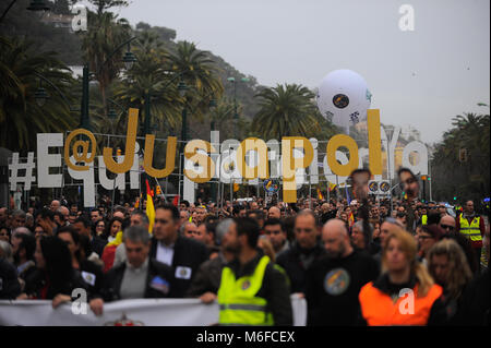 Malaga, Espagne. 3e Mar, 2018. Personnes montre une bannière avec le nom de 'Jusapol" qu'elles prennent part à une manifestation pour réclamer l'égalité des salaires et les conditions de travail de tous les corps de police dans le centre-ville de MÃ¡laga. L'association nommée 'Jusapol', qui comprennent des membres des Gardes civils espagnols et Police Nationale espagnole, le gouvernement espagnol demande à l'égalité des salaires et de l'homme en comparaison avec les Mossos catalans de Esquadra et l'Ertzaintza Basque les forces de police. Crédit : J MÃ‰  RIDA 03032018 1-28.jpg/SOPA Images/ZUMA/Alamy Fil Live News Banque D'Images