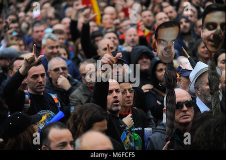 Malaga, Espagne. 3e Mar, 2018. Des milliers de personnes criant des slogans qu'ils prennent part à une manifestation pour réclamer l'égalité des salaires et les conditions de travail de tous les corps de police dans le centre-ville de MÃ¡laga. L'association nommée 'Jusapol', qui comprennent des membres des Gardes civils espagnols et Police Nationale espagnole, le gouvernement espagnol demande à l'égalité des salaires et de l'homme en comparaison avec les Mossos catalans de Esquadra et l'Ertzaintza Basque les forces de police. Crédit : J MÃ‰  RIDA 03032018 1-40.jpg Images/SOPA/ZUMA/Alamy Fil Live News Banque D'Images