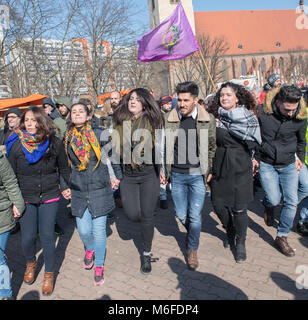 Berlin, Allemagne. Le 3 mars 2018. On danse à une protestation provoqué par les agressions turques dans la province syrienne d'Afrin, où la majorité de la population est le kurde. Photo : Paul Zinken/dpa dpa : Crédit photo alliance/Alamy Live News Banque D'Images