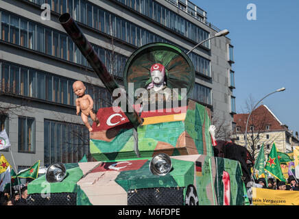 Berlin, Allemagne. Le 3 mars 2018. Un faux réservoir est présenté lors d'une manifestation déclenchée par les agressions turques dans la province syrienne d'Afrin, où la majorité de la population est le kurde. Photo : Paul Zinken/dpa dpa : Crédit photo alliance/Alamy Live News Banque D'Images