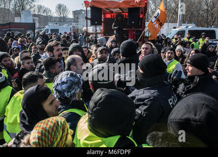 Berlin, Allemagne. Le 3 mars 2018. La police est en cours à harcelés par des manifestants lors d'une manifestation déclenchée par les agressions turques dans la province syrienne d'Afrin, où la majorité de la population est le kurde. Photo : Paul Zinken/dpa dpa : Crédit photo alliance/Alamy Live News Banque D'Images