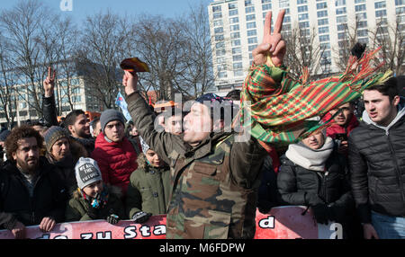 Berlin, Allemagne. Le 3 mars 2018. Les gens participent à une manifestation déclenchée par les agressions turques dans la province syrienne d'Afrin, où la majorité de la population est le kurde. Photo : Paul Zinken/dpa dpa : Crédit photo alliance/Alamy Live News Banque D'Images