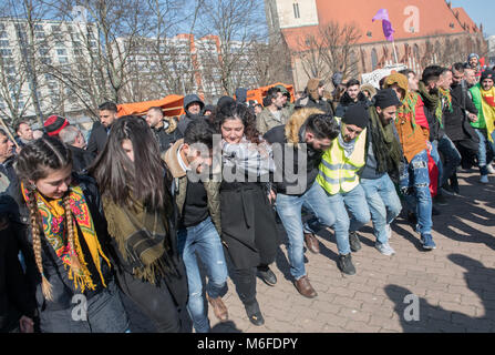 Berlin, Allemagne. Le 3 mars 2018. On danse à une protestation provoqué par les agressions turques dans la province syrienne d'Afrin, où la majorité de la population est le kurde. Photo : Paul Zinken/dpa dpa : Crédit photo alliance/Alamy Live News Banque D'Images