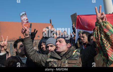 Berlin, Allemagne. Le 3 mars 2018. Les personnes participent à une manifestation déclenchée par les agressions turques dans la province syrienne d'Afrin, où la majorité de la population est le kurde. Photo : Paul Zinken/dpa dpa : Crédit photo alliance/Alamy Live News Banque D'Images