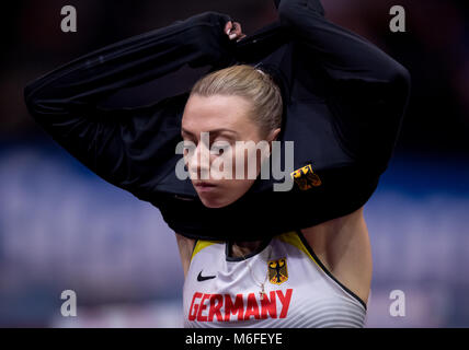 Birmingham, UK. 06Th Mar, 2018. Birmingham, UK. Le 3 mars 2018. Championnats du monde en salle. Athlète allemand Lisa Ryzih enlève son pull. Crédit : Sven Hoppe/dpa/Alamy Live News Crédit : afp photo alliance/Alamy Live News Crédit : afp photo alliance/Alamy Live News Banque D'Images