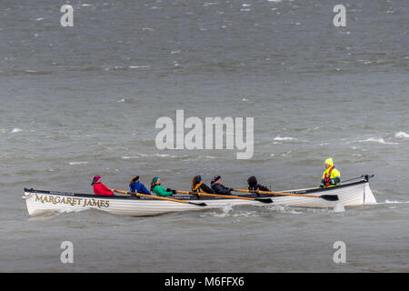 UK - l'équipage Concert Mesdames Appledore braver les conditions agitées sur la rivière Torridge dans la foulée de la tempête Emma dans le Nord du Devon. Banque D'Images