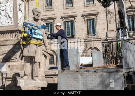 Barcelone, Catalogne, Espagne. 3e Mar, 2018. Le personnel technique de la Mairie de Barcelone vu retirer la sculpture du philanthrope et marchand d'esclave Antonio Lopez marquis de Comillas. À partir de 2014, 'SOS Racisme' La Catalogne a proposé la modification du nom de la place, des organisations populaires pour la défense des droits des migrants ont à maintes reprises demandé le retrait du monument. Credit : Paco Freire SOPA/Images/ZUMA/Alamy Fil Live News Banque D'Images