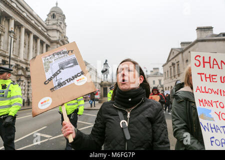 3 mars, 2018. Manifestation devant Downing Street pour appeler à un meilleur soutien et services pour les sans-abri et les personnes vulnérables vivant dans les rues de Londres. La protestation puis déplacé à travers les rues de Londres pour un squat dans Great Portland Street, qui a été appelé la solidarité Sofia Centre et ouvert pour les sans-abri à se réfugier dans le sort de froid extrême. Penelope Barritt/Alamy Live News Banque D'Images