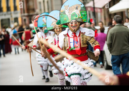 Valencia, Espagne. 3 mars, 2018. Os peliqueiros, un masque traditionnel espagnol de Campobecerros (Ourense, Galice, Espagne), exécutez d'Iviernu Mazcaraes pendant, un masque ibérique Festival célébré le 3 mars 2018 en Barcelona, Espagne. Masques Masques ibériques ou d'hiver sont les festivals traditionnels de certaines ville de Portugal et au nord de l'Espagne liées aux cultes celtiques, où les gens sont déguisés avec des masques et des peaux et des chiffons. ©david Gato/Alamy Live News Banque D'Images