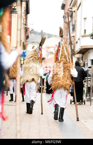 Valencia, Espagne. 3 mars, 2018. Deux sidros, un masque traditionnel de Valdesoto (Asturies, Espagne), à pied d'Iviernu Mazcaraes pendant, un masque ibérique Festival célébré le 3 mars 2018 en Barcelona, Espagne. Masques Masques ibériques ou d'hiver sont les festivals traditionnels de certaines ville de Portugal et au nord de l'Espagne liées aux cultes celtiques, où les gens sont déguisés avec des masques et des peaux et des chiffons. ©david Gato/Alamy Live News Banque D'Images