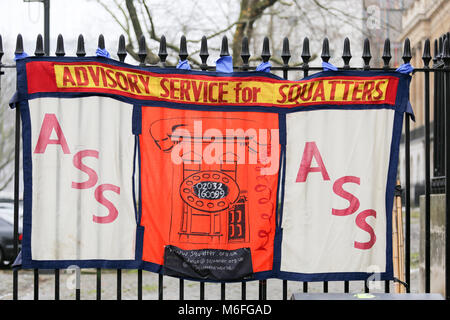 3 mars, 2018. Manifestation devant Downing Street pour appeler à un meilleur soutien et services pour les sans-abri et les personnes vulnérables vivant dans les rues de Londres. La protestation puis déplacé à travers les rues de Londres pour un squat dans Great Portland Street, qui a été appelé la solidarité Sofia Centre et ouvert pour les sans-abri à se réfugier dans le sort de froid extrême. Penelope Barritt/Alamy Live News Banque D'Images