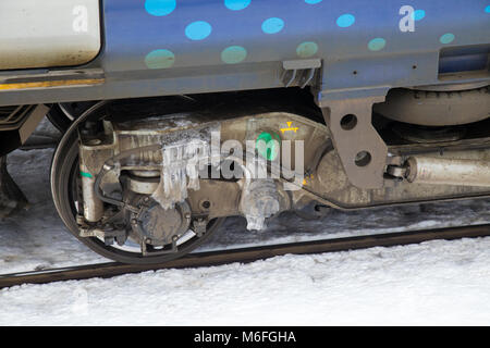 Glasgow, Ecosse, Royaume-Uni, samedi 3 mars 2018. À la suite des graves conditions météorologiques hivernales qui a frappé le centre de l'Écosse Scotrail ont commencé à introduire des services de train de banlieue sur le réseau de Glasgow. Fortes chutes de neige à la suite de la bête de l'est présenté avant le réseau météo à l'arrêt. Les services sont exécutés sur un calendrier restreint jusqu'à l'ensemble du réseau est sûr pour l'utilisation. Formulaire de glaçons sur le bogie d'un train Scotrail dans le temps hivernal à Glasgow.© Garry Cornes / Alamy Live News Banque D'Images