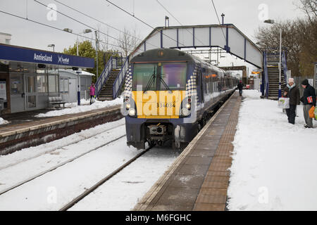 Glasgow, Ecosse, Royaume-Uni, samedi 3 mars 2018. À la suite des graves conditions météorologiques hivernales qui a frappé le centre de l'Écosse Scotrail ont commencé à introduire des services de train de banlieue sur le réseau de Glasgow. Fortes chutes de neige à la suite de la bête de l'est présenté avant le réseau météo à l'arrêt. Les services sont exécutés sur un calendrier restreint jusqu'à l'ensemble du réseau est sûr pour l'utilisation. Une classe 334 electrc train arrive à Anniesland et exécutant le service de Waverley à Milngavie. © Garry Cornes / Alamy Live News Banque D'Images