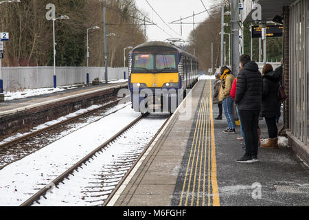 Glasgow, Ecosse, Royaume-Uni, samedi 3 mars 2018. À la suite des graves conditions météorologiques hivernales qui a frappé le centre de l'Écosse Scotrail ont commencé à introduire des services de train de banlieue sur le réseau de Glasgow. Fortes chutes de neige à la suite de la bête de l'est présenté avant le réseau météo à l'arrêt. Les services sont exécutés sur un calendrier restreint jusqu'à l'ensemble du réseau est sûr pour l'utilisation. Une classe 320 approches de trains électriques sur le Blantyre à Larkhall Glasgow Central Service.© Garry Cornes / Alamy Live News Banque D'Images