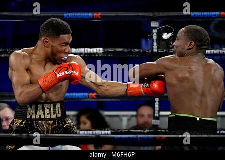 Nyc, New York, USA. 3e Mar, 2018. ISMAEL VILLARREAL (blanc, noir, or et les lignes) et ANTHONY WOODS bataille dans un combat au Madison Square Garden. Crédit : Joel Plummer/ZUMA/Alamy Fil Live News Banque D'Images