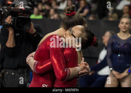 Hoffman Estates, Illinois, USA. 3e Mar, 2018. MAILE O'KEEFE hugs MORGAN HURD au cours de la rencontre tenue au Sears Centre à Hoffman Estates, Illinois. Credit : Amy Sanderson/ZUMA/Alamy Fil Live News Banque D'Images