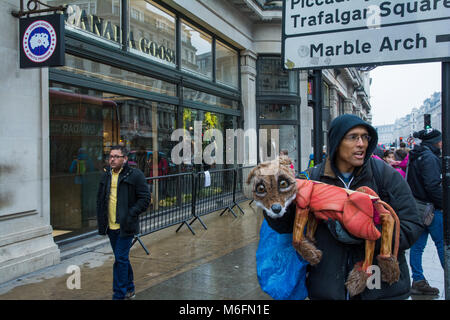 Londres, Royaume-Uni, le 3 mars 2018. Droits des animaux manifestation devant le magasin de la Bernache du Canada dans Regent Street. Les militants ont régulièrement protesté à l'extérieur depuis le magasin a ouvert ses portes en automne 2017. Canada Goose jackets parker sont effectuées à l'aide d'une garniture de fourrure de Coyote. Aussi les militants s'opposent à l'utilisation de la Bernache du Canada dans les plumes des oiseaux vers le bas vestes remplis. Crédit : Steve Bell/Alamy live news Banque D'Images