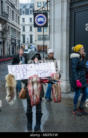 Londres, Royaume-Uni, le 3 mars 2018. Droits des animaux manifestation devant le magasin de la Bernache du Canada dans Regent Street. Les militants ont régulièrement protesté à l'extérieur depuis le magasin a ouvert ses portes en automne 2017. Canada Goose jackets parker sont effectuées à l'aide d'une garniture de fourrure de Coyote. Aussi les militants s'opposent à l'utilisation de la Bernache du Canada dans les plumes des oiseaux vers le bas vestes remplis. Crédit : Steve Bell/Alamy live news Banque D'Images