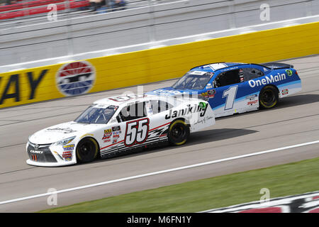 Las Vegas, Nevada, USA. 3e Mar, 2018. Mars 03, 2018 - Las Vegas, Nevada, USA : Stephen Leicht (55) et Elliott Sadler (1) bataille de position au cours du jeu 300 Boyd à Las Vegas Motor Speedway de Las Vegas, Nevada. Crédit : Chris Owens Asp Inc/ASP/ZUMA/Alamy Fil Live News Banque D'Images