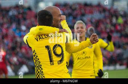 Toronto, Canada. 3e Mar, 2018. Federico Higuain (2e L) de Columbus Crew SC fête marquant avec ses coéquipiers au cours de la 2018 Major League Soccer (MLS) match d'ouverture de la saison régulière au BMO Field à Toronto, Canada, le 3 mars 2018. Le Toronto FC a perdu 0-2. Credit : Zou Zheng/Xinhua/Alamy Live News Banque D'Images