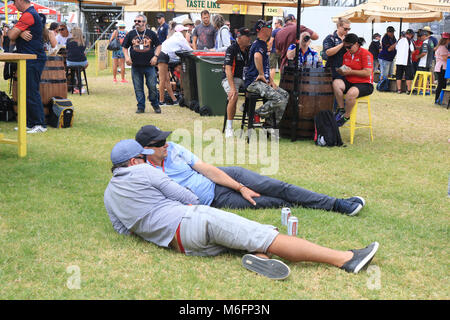 Adelaide Australie 4 mars 2018.spectateurs profiter de l'ambiance et l'action au jour 4 de l'Adelaide 500 courses championnats Crédit : amer ghazzal/Alamy Live News Banque D'Images