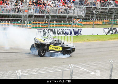 Adelaide en Australie. 4 mars 2018. Un accident spectaculaire lors d'une course avec une 650 chevaux-vapeur Stadium Super Truck sautant au dessus des rampes spéciales au Adelaide 500 Crédit : amer ghazzal/Alamy Live News Banque D'Images