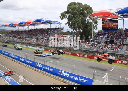 Adelaide en Australie. 4 mars 2018. 650 chevaux Stadium Super Trucks sautant au dessus des rampes spéciales pendant une course au Adelaide 500 Crédit : amer ghazzal/Alamy Live News Banque D'Images