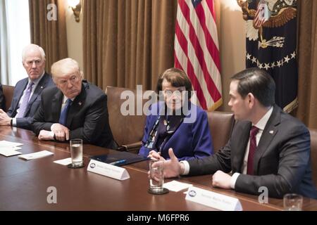 Le président Donald J. Trump participe à une réunion avec les membres du Congrès des deux partis sur l'école et la sécurité communautaire Mercredi, Février 28, 2018, dans la salle du Cabinet de la Maison Blanche à Washington, D.C. : Tempête Crédit Media Group/Alamy Live News Banque D'Images