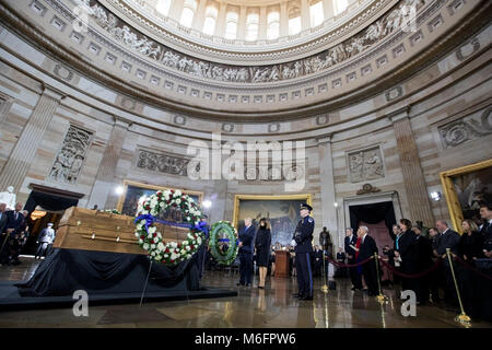 Le président Donald J. Trump et la Première Dame Melania Trump présenter une gerbe commémoratif qu'ils paient leurs respects à la rév. Billy Graham, qui établit en honneur dans la rotonde de la capitale américaine, le mercredi 23 février, 28, 2018, dans la région de Washington, D.C., le quatrième au simple citoyen et premier leader religieux ainsi honoré. Credit : tempêtes Media Group/Alamy Live News Banque D'Images