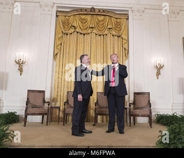 Le président Donald J. Trump se félicite de son ami Steve Witkoff pour parler au sommet d'opioïdes dans l'East Room de la Maison Blanche, Le Jeudi, Mars 1, 2018, à Washington, D.C., racontant comment il a perdu son fils, Eric, d'un surdosage d'opiacés en 2011 Credit : tempêtes Media Group/Alamy Live News Banque D'Images