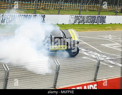 Adelaide en Australie. 4 mars 2018. Un accident spectaculaire en face de la tribune principale impliquant un camion Super stade 650 chevaux sautant sur le 4e jour de l'Adelaide 500 Crédit : amer ghazzal/Alamy Live News Banque D'Images