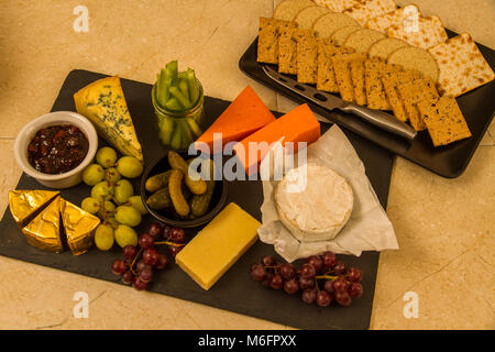 Plateau de fromages, de partage, de fromage, red leicester, stilton, cheddar, brie, camembert, raisins, cornichons au vinaigre, le céleri, le cornichon ou sla sur chutney Banque D'Images