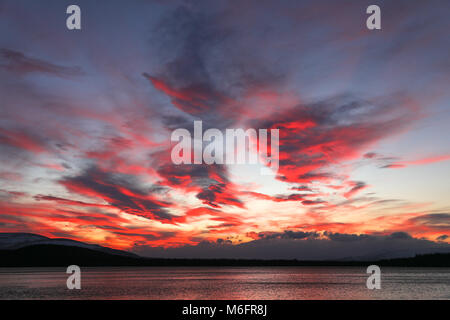 Le Loch Morlich au coucher du soleil, près de l'Avimore dans le Cairngorms, Highlands, Scotland, UK Banque D'Images