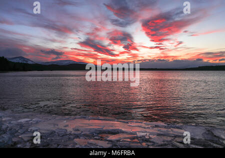 Le Loch Morlich au coucher du soleil, près de l'Avimore dans le Cairngorms, Highlands, Scotland, UK Banque D'Images