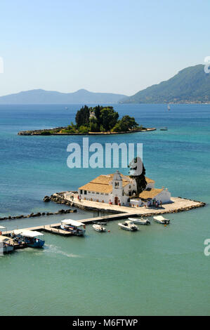 L'île de la souris et le monastère de Vlachernes, île de Pontikonisi, Corfou, Grèce Banque D'Images