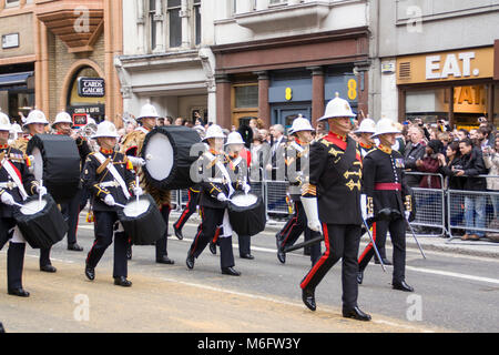 Marching Band militaire dans le centre de Londres à Margaret Thatchers Funérailles d'État. Londres, Angleterre, Royaume-Uni. Banque D'Images