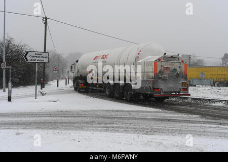 Un BOC tanker transportant des cargaisons dangereuses sur un couvert de neige A36 dans des conditions dangereuses après une tempête de neige. Banque D'Images